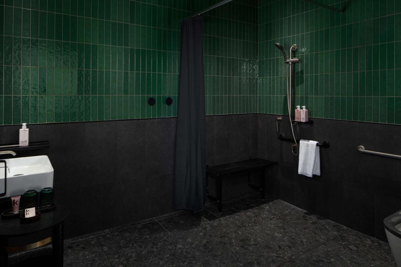 Hotel Qt Newcastle Exteriér fotografie A shower with a shower curtain