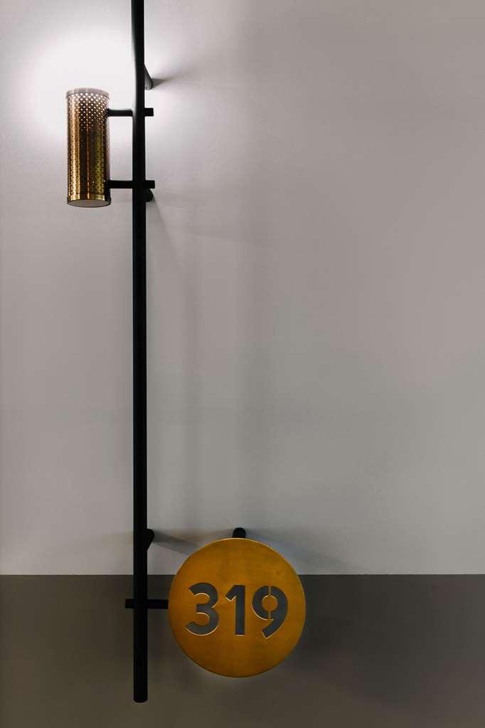 Hotel Qt Newcastle Pokoj fotografie A candle clock